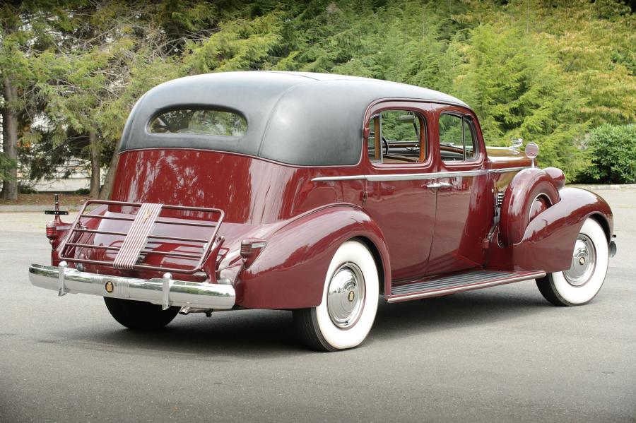  Cadillac Twelve Formal Sedan by Fleetwood 1937 года  (фото 2 из 26)